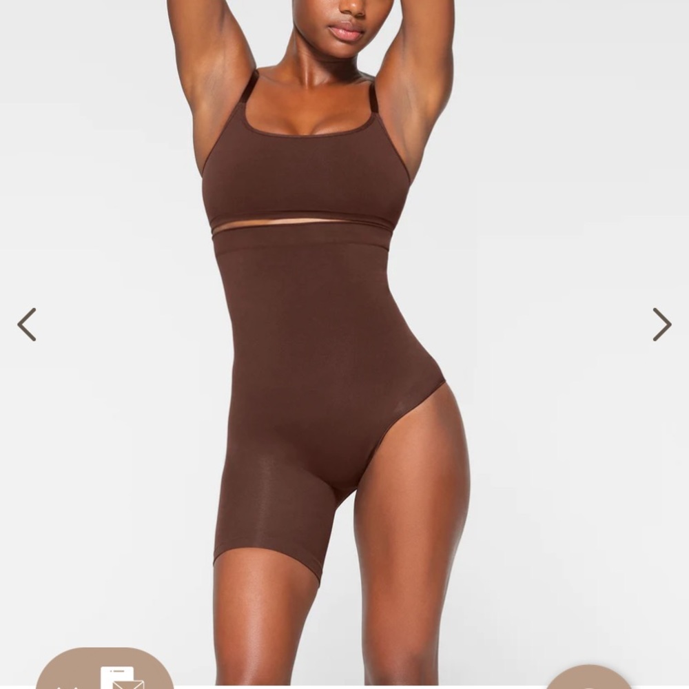SKIMS SEAMLESS SCULPT
SOLUTION SHORT LEFT LEG EXPOSED in Cocoa Large